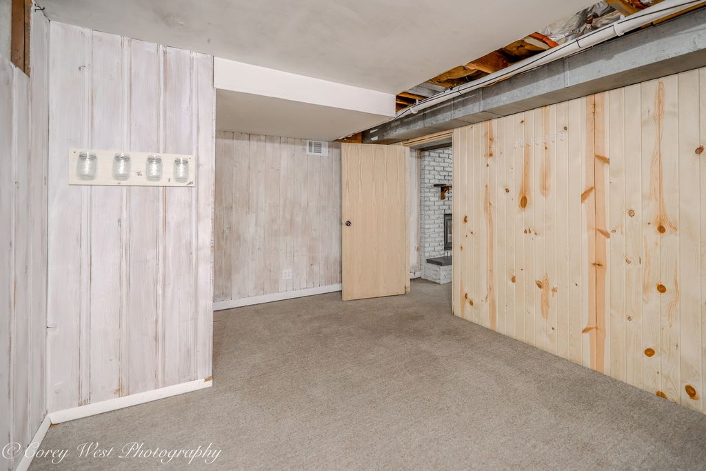 Image 29 of property listing at 8994 Illinois Route 64, Sycamore, IL 60178