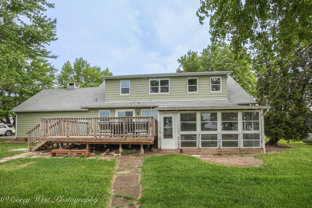 Image 4 of property listing at 8994 Illinois Route 64, Sycamore, IL 60178