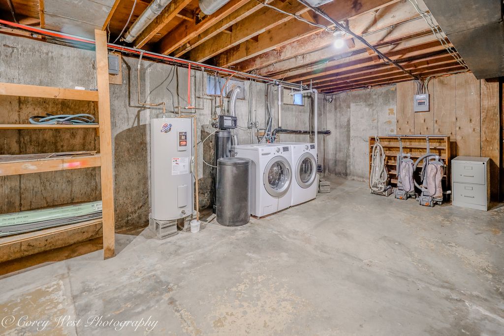 Image 32 of property listing at 8994 Illinois Route 64, Sycamore, IL 60178