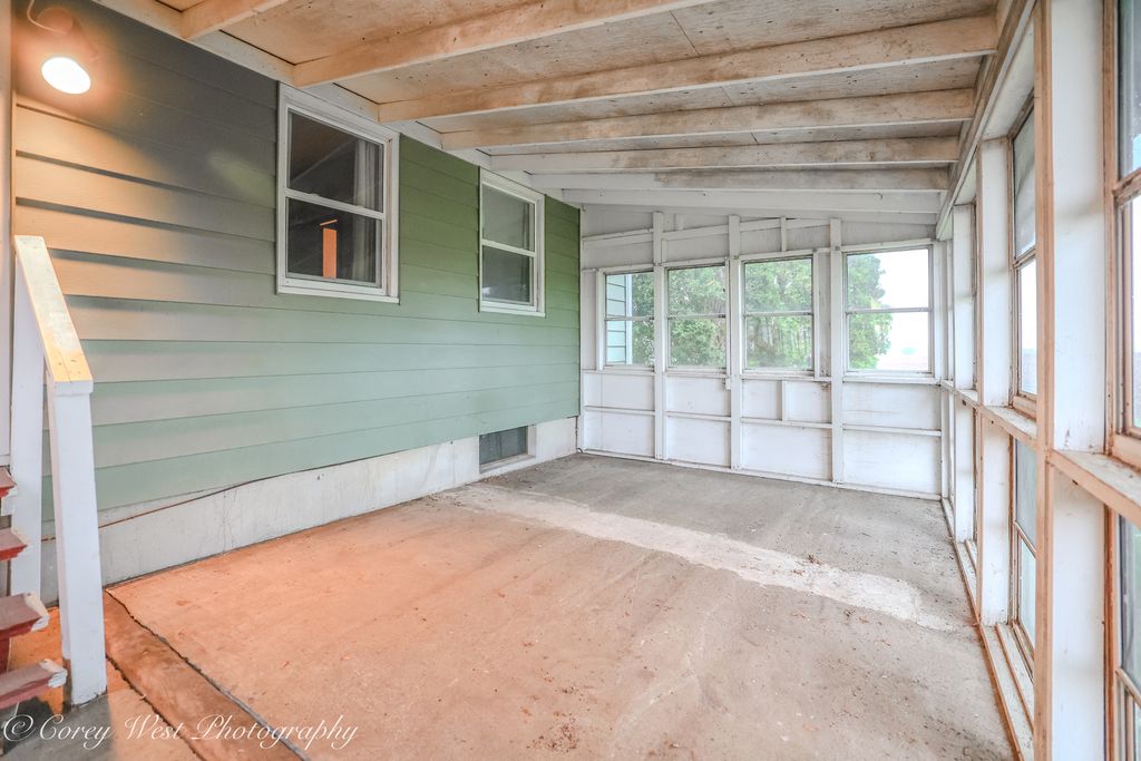 Image 33 of property listing at 8994 Illinois Route 64, Sycamore, IL 60178