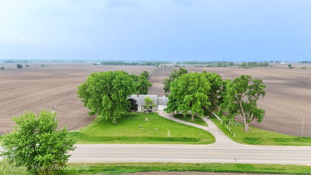 Image 34 of property listing at 8994 Illinois Route 64, Sycamore, IL 60178