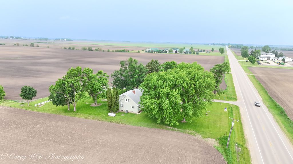 Image 35 of property listing at 8994 Illinois Route 64, Sycamore, IL 60178