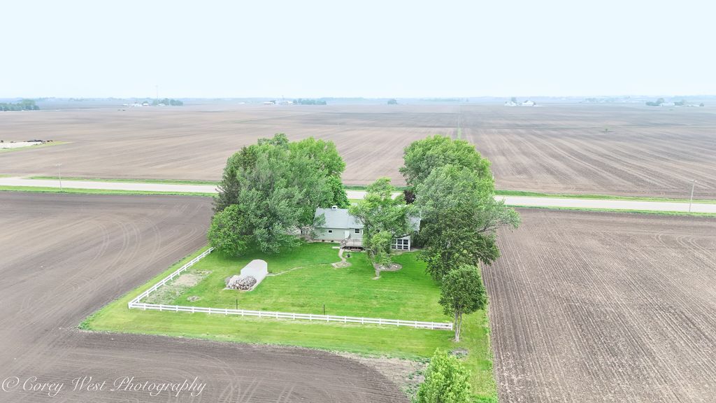 Image 36 of property listing at 8994 Illinois Route 64, Sycamore, IL 60178