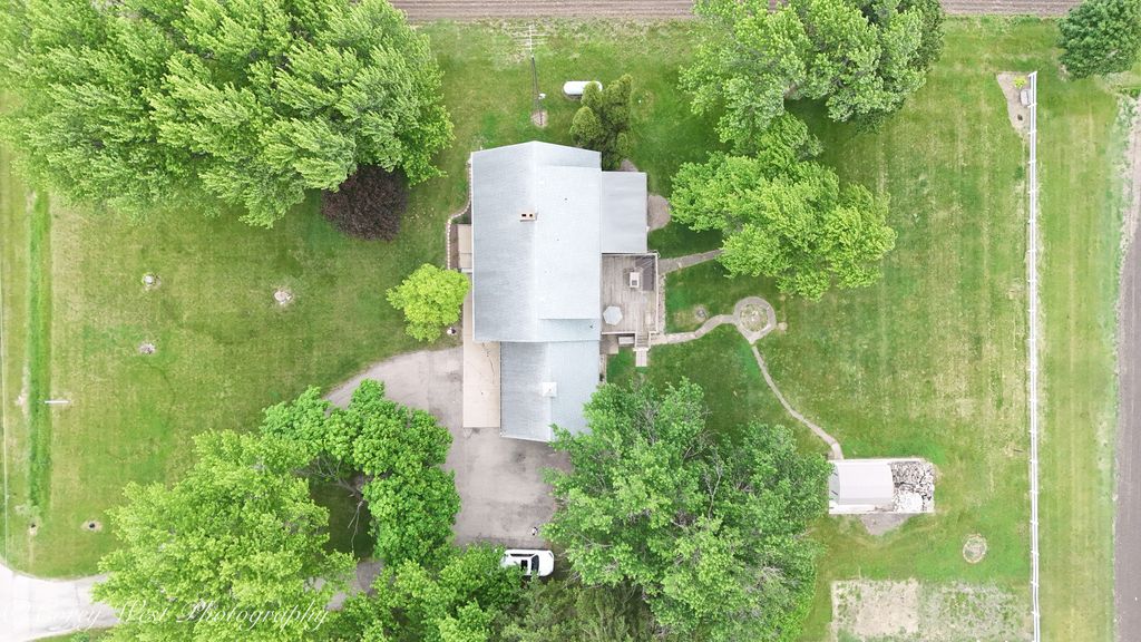 Image 37 of property listing at 8994 Illinois Route 64, Sycamore, IL 60178