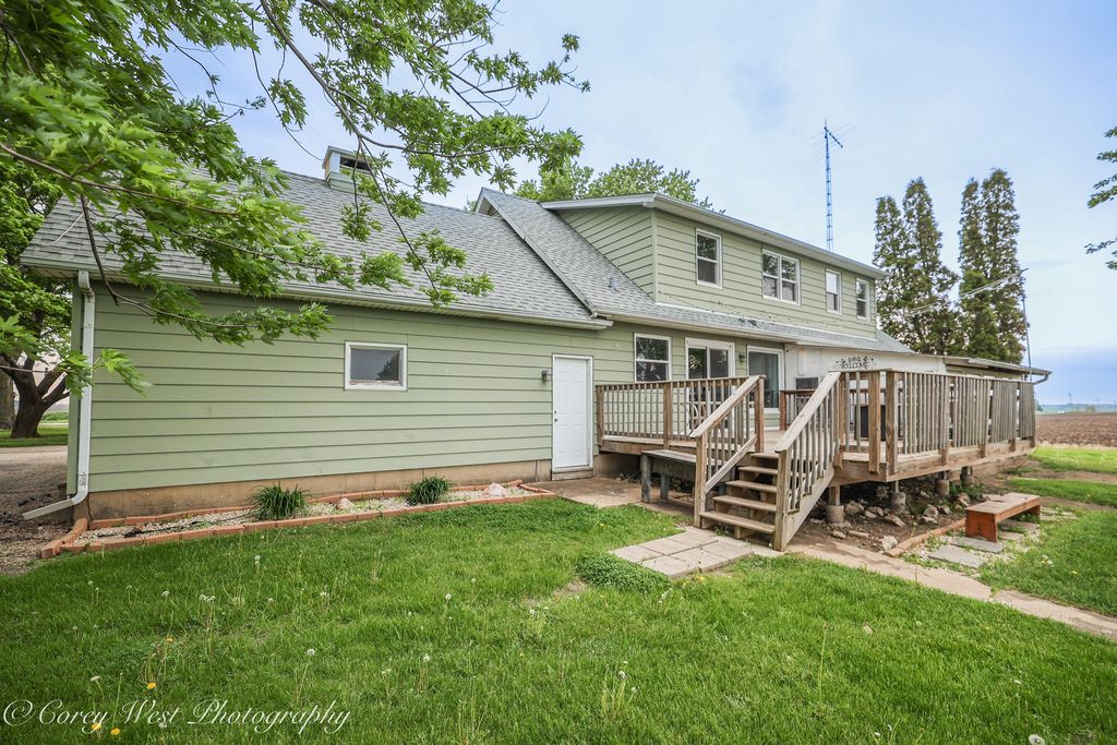 Image 5 of property listing at 8994 Illinois Route 64, Sycamore, IL 60178