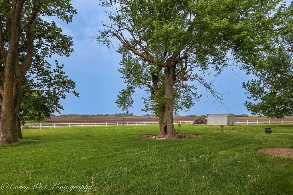 Image 6 of property listing at 8994 Illinois Route 64, Sycamore, IL 60178