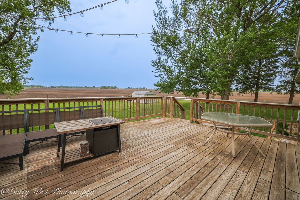 Image 7 of property listing at 8994 Illinois Route 64, Sycamore, IL 60178