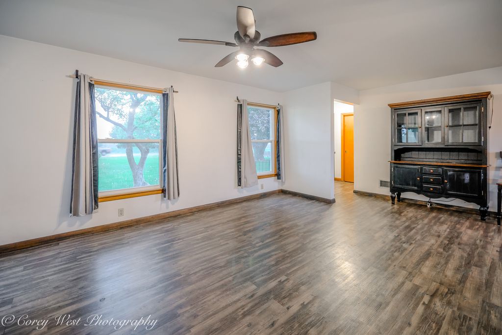 Image 8 of property listing at 8994 Illinois Route 64, Sycamore, IL 60178
