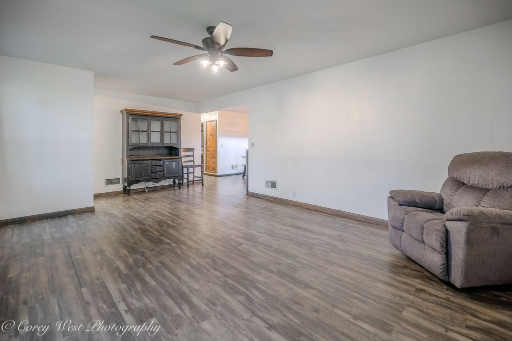 Image 9 of property listing at 8994 Illinois Route 64, Sycamore, IL 60178