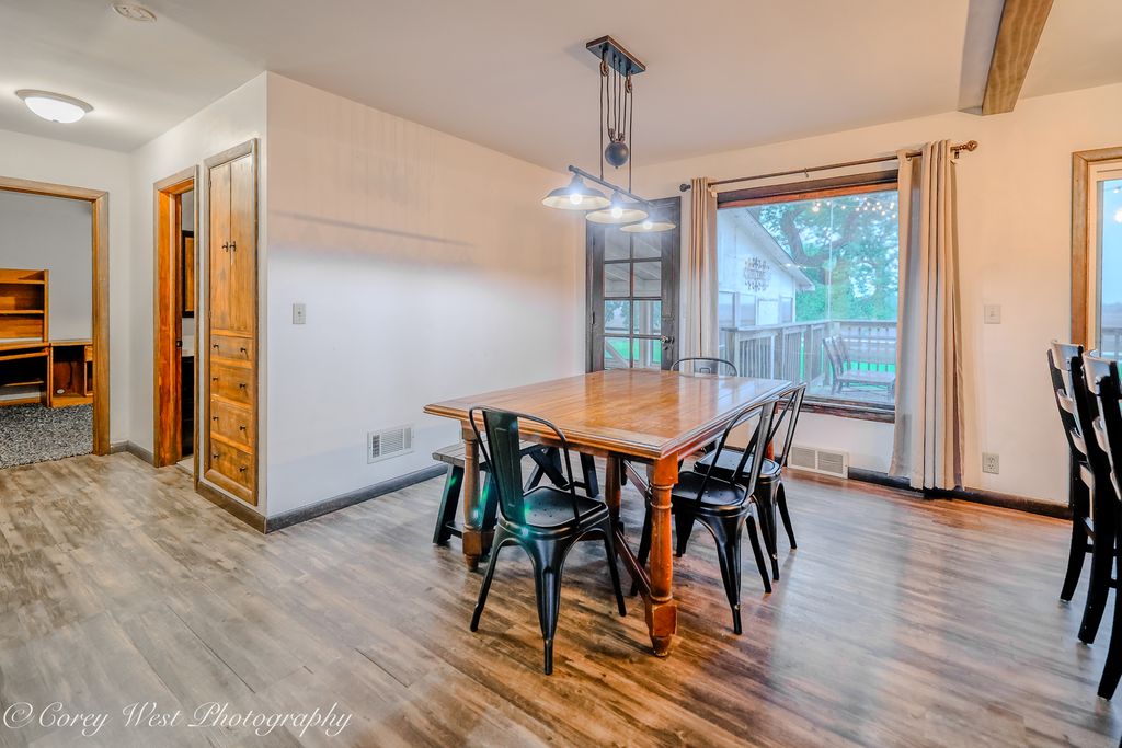 Image 10 of property listing at 8994 Illinois Route 64, Sycamore, IL 60178