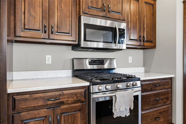 50 Ridgewood Drive, Hiawatha, IA 52233