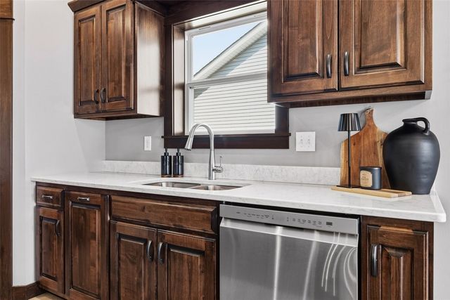 50 Ridgewood Drive, Hiawatha, IA 52233