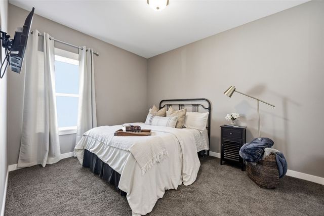 50 Ridgewood Drive, Hiawatha, IA 52233