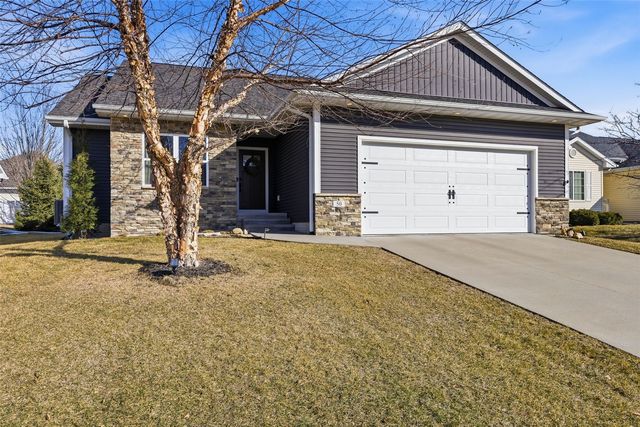 50 Ridgewood Drive, Hiawatha, IA 52233