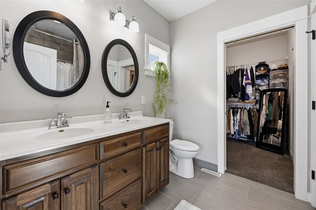 50 Ridgewood Drive, Hiawatha, IA 52233