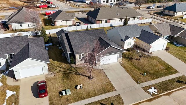 50 Ridgewood Drive, Hiawatha, IA 52233