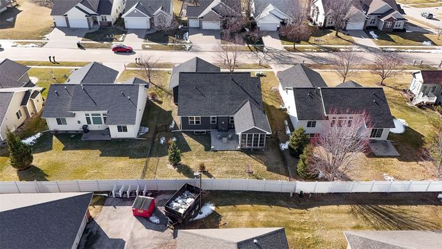 50 Ridgewood Drive, Hiawatha, IA 52233