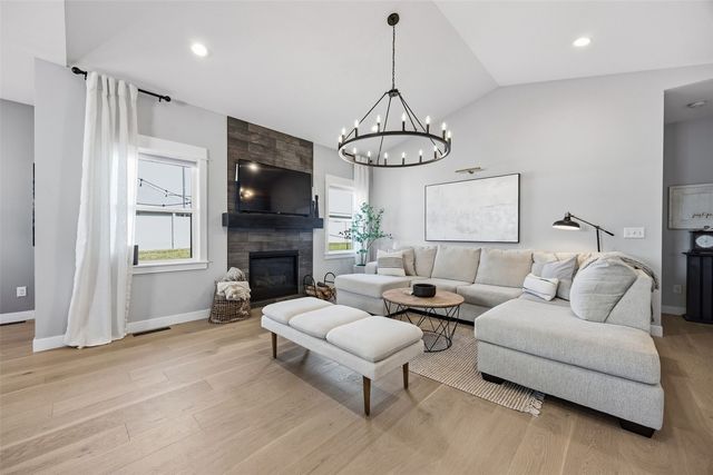 50 Ridgewood Drive, Hiawatha, IA 52233