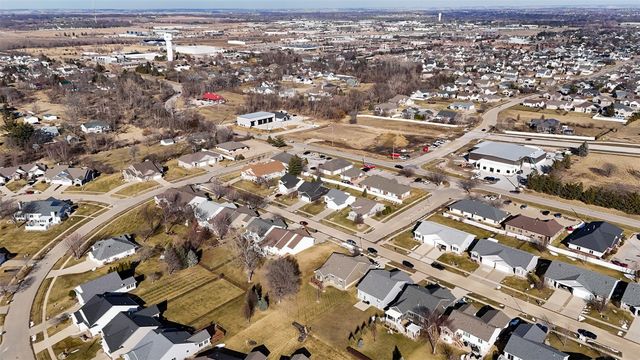 50 Ridgewood Drive, Hiawatha, IA 52233