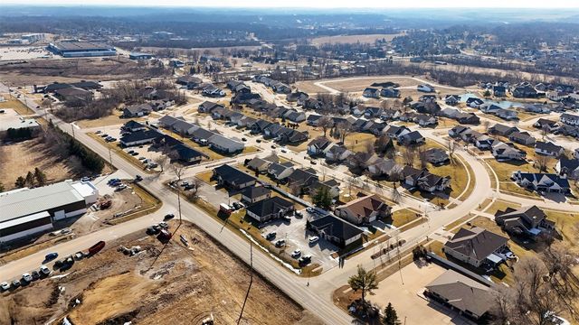 50 Ridgewood Drive, Hiawatha, IA 52233