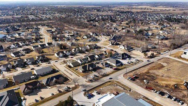 50 Ridgewood Drive, Hiawatha, IA 52233