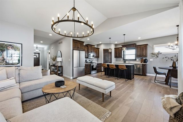 50 Ridgewood Drive, Hiawatha, IA 52233