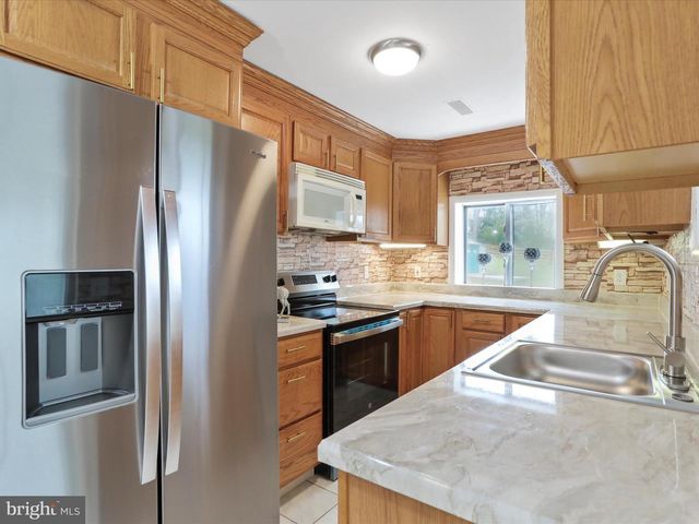 112 RIVERVIEW DR, Falling Waters, WV 25419