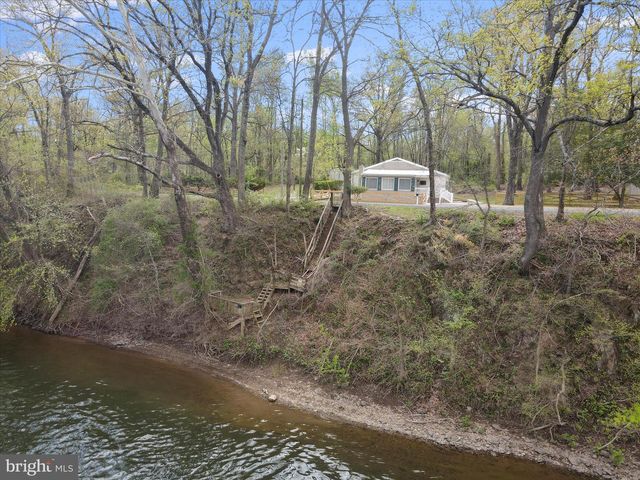 112 RIVERVIEW DR, Falling Waters, WV 25419