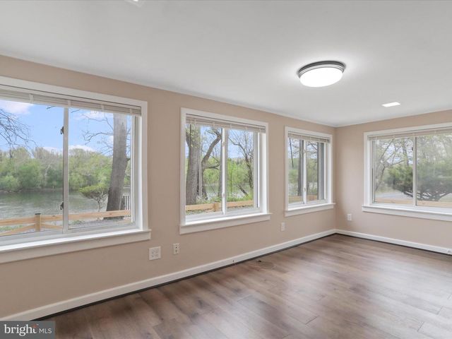 112 RIVERVIEW DR, Falling Waters, WV 25419