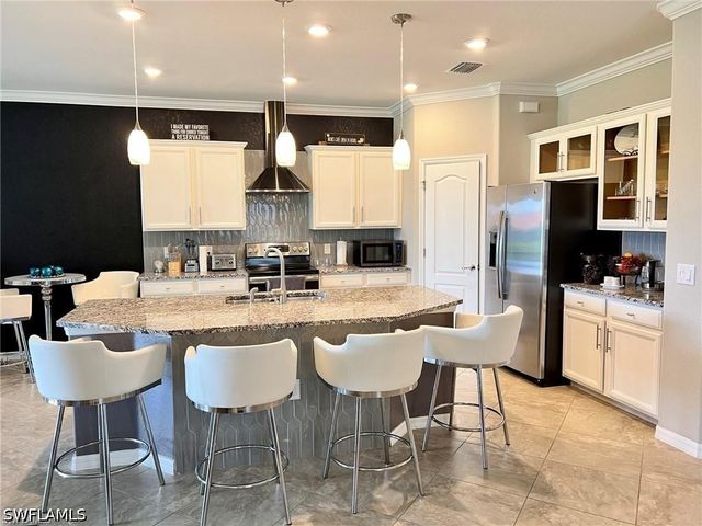 1599 Marton CT, Naples, FL 34113