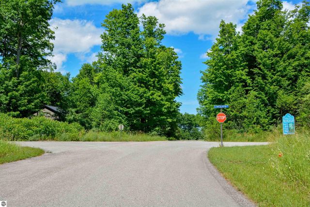 8271 E Boca Vista Trail, Traverse City, MI 49684