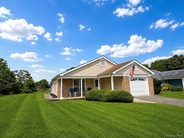 545 Stratford Lane, Ridge, NY 11961