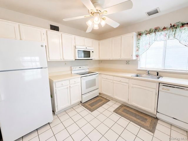 545 Stratford Lane, Ridge, NY 11961