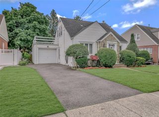 1742 W End Avenue, New Hyde Park, NY 11040