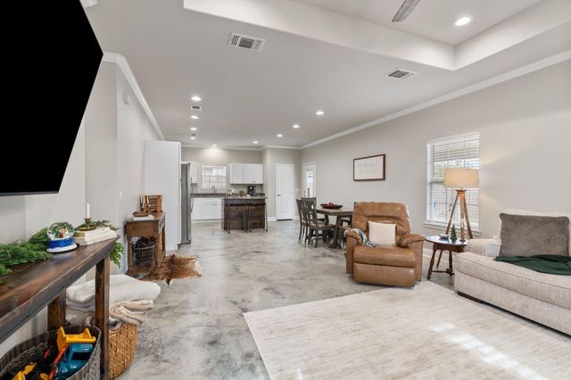 413 E Spruce Street, Huntington, TX 75949