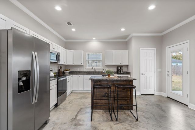 413 E Spruce Street, Huntington, TX 75949