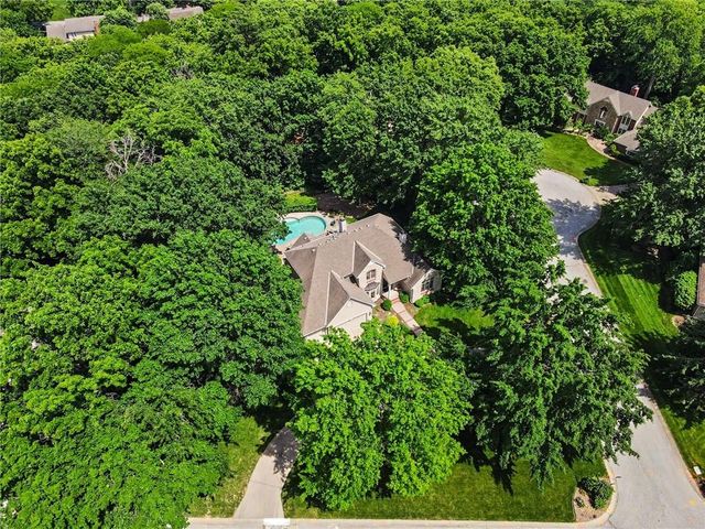 1915 NW WILDWOOD Court, Blue Springs, MO 64015
