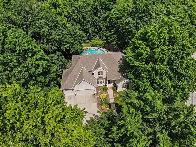 1915 NW WILDWOOD Court, Blue Springs, MO 64015