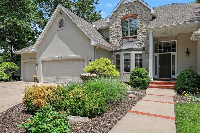1915 NW WILDWOOD Court, Blue Springs, MO 64015
