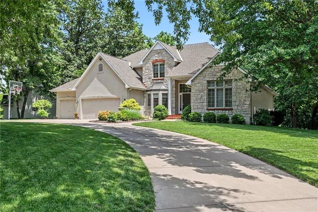 1915 NW WILDWOOD Court, Blue Springs, MO 64015