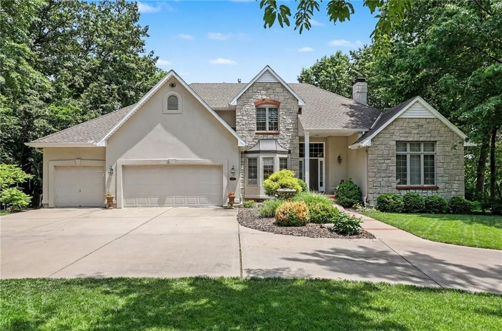 1915 NW WILDWOOD Court, Blue Springs, MO 64015