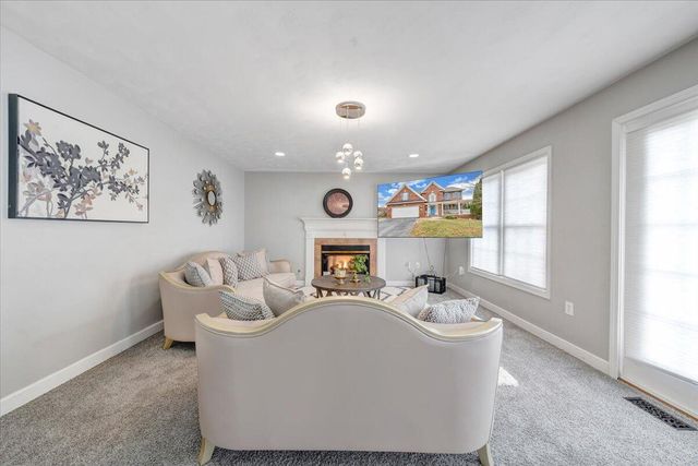 1818 High Gate LN, Salem, VA 24153