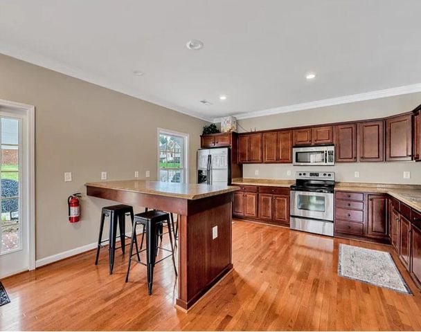 1818 High Gate LN, Salem, VA 24153