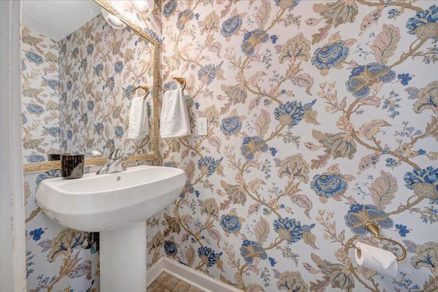 1818 High Gate LN, Salem, VA 24153