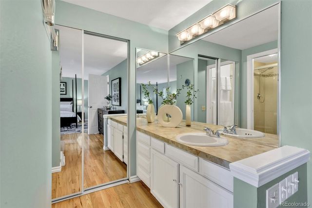 7926 S Roslyn Way, Englewood, CO 80112