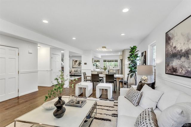 7926 S Roslyn Way, Englewood, CO 80112