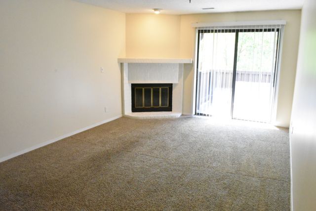 1340 Brook Street L, St. Charles, IL 60174