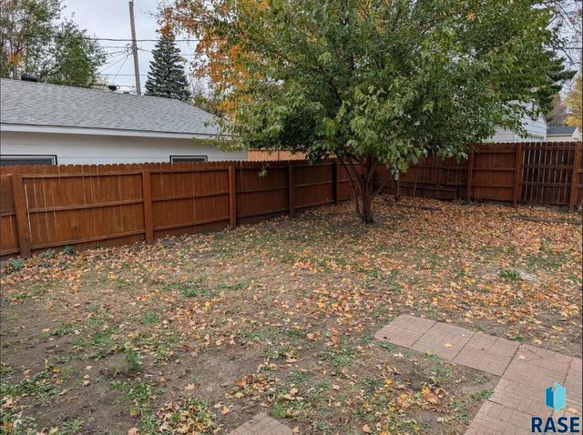 1104 W 6th St Street, Sioux Falls, SD 57104