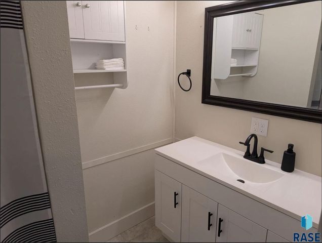 1104 W 6th St Street, Sioux Falls, SD 57104