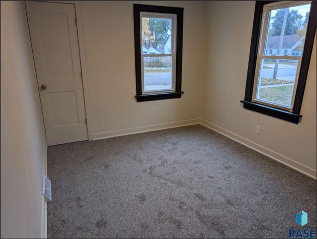 1104 W 6th St Street, Sioux Falls, SD 57104